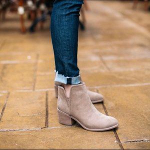 Hinge Barris Suede Leather Stacked Block Heel Ankle Boots Booties Tan Sz 8